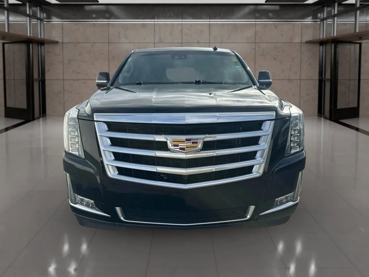 Used 2015 Cadillac Escalade Luxury image 2