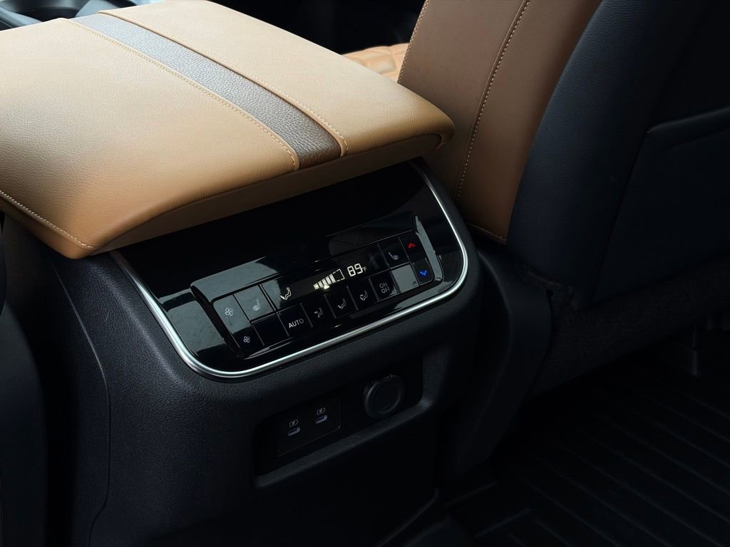 Certified 2025 Nissan Armada Platinum Reserve image 28