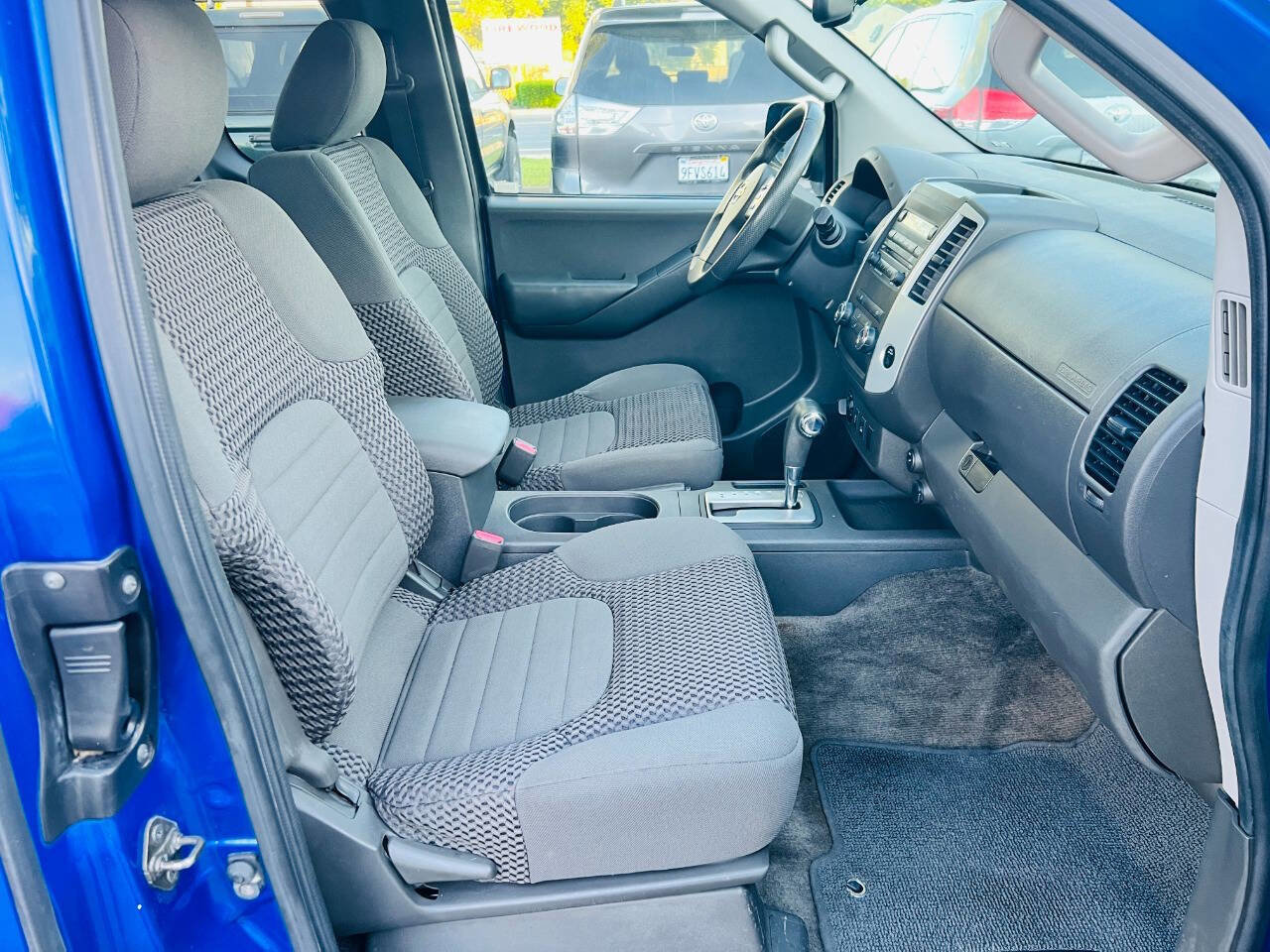 Used 2012 Nissan Frontier SV w/ SV Premium Utility Pkg AWD/4WD image 16