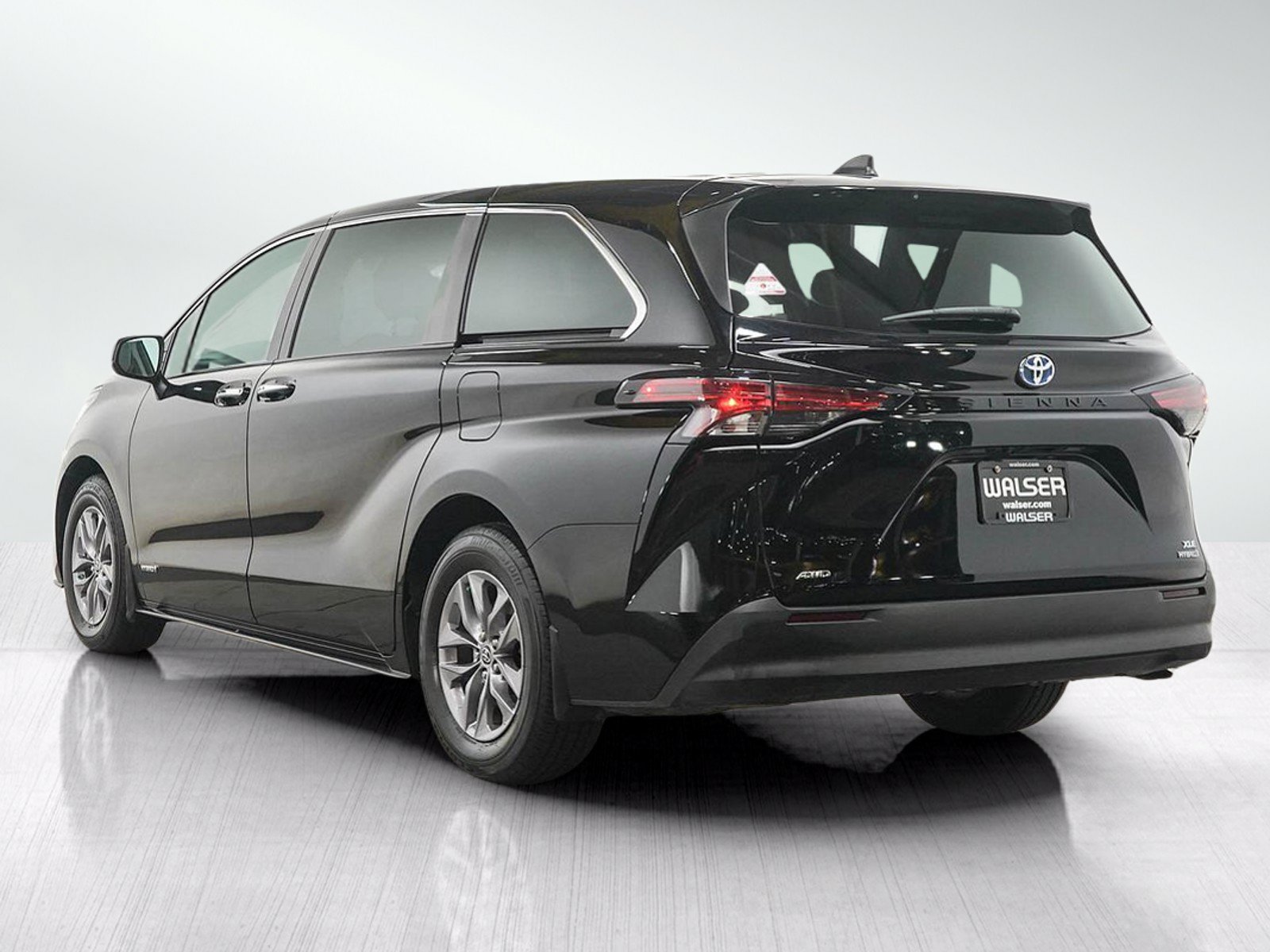 Used 2021 Toyota Sienna XLE AWD/4WD image 3