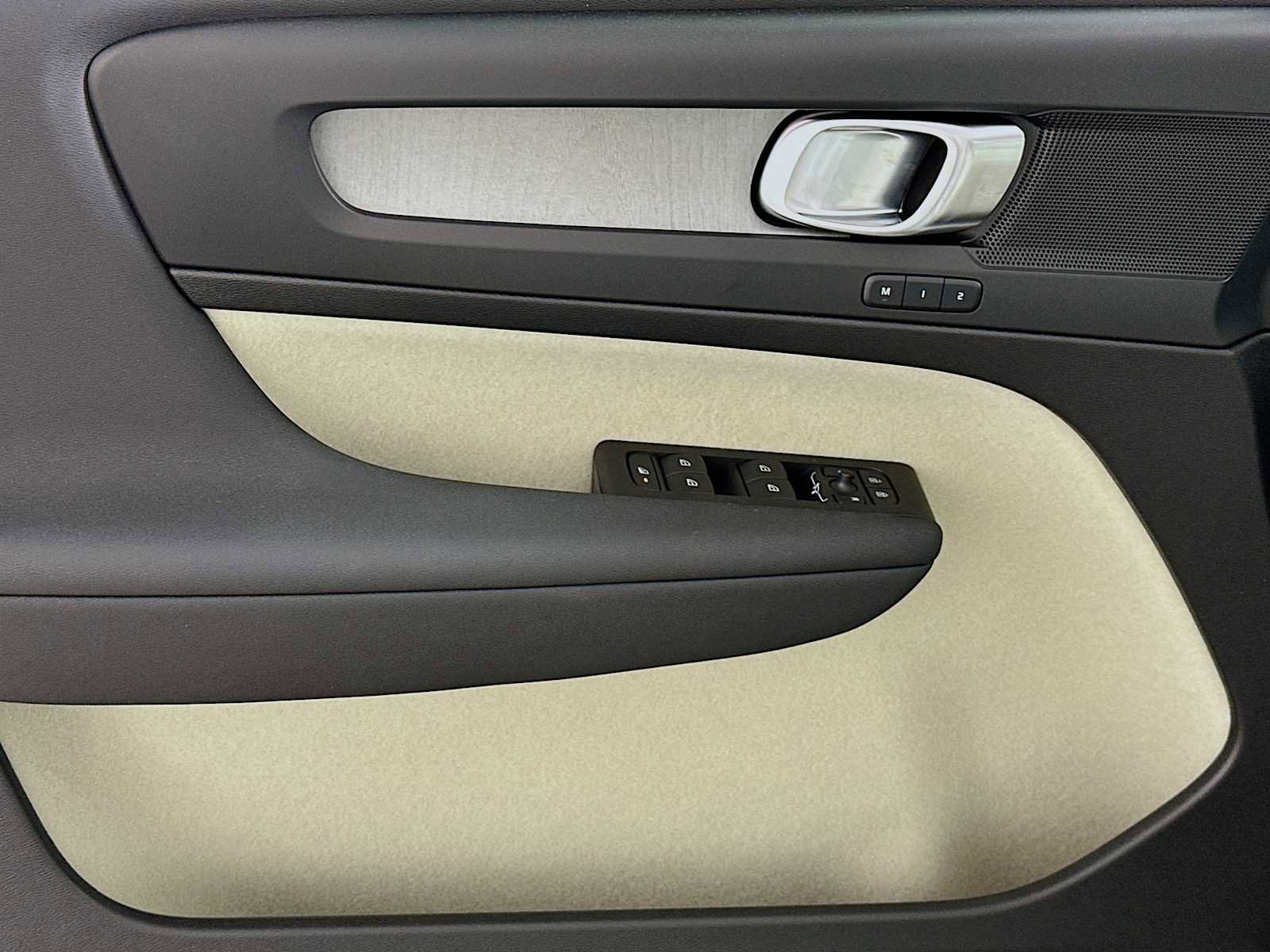 Used 2025 Volvo XC40 B5 Plus w/ Climate Package image 17