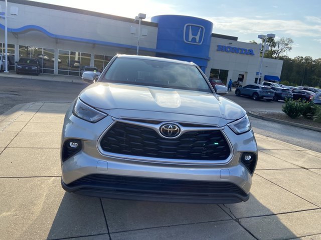 Used 2023 Toyota Highlander LE AWD/4WD image 3