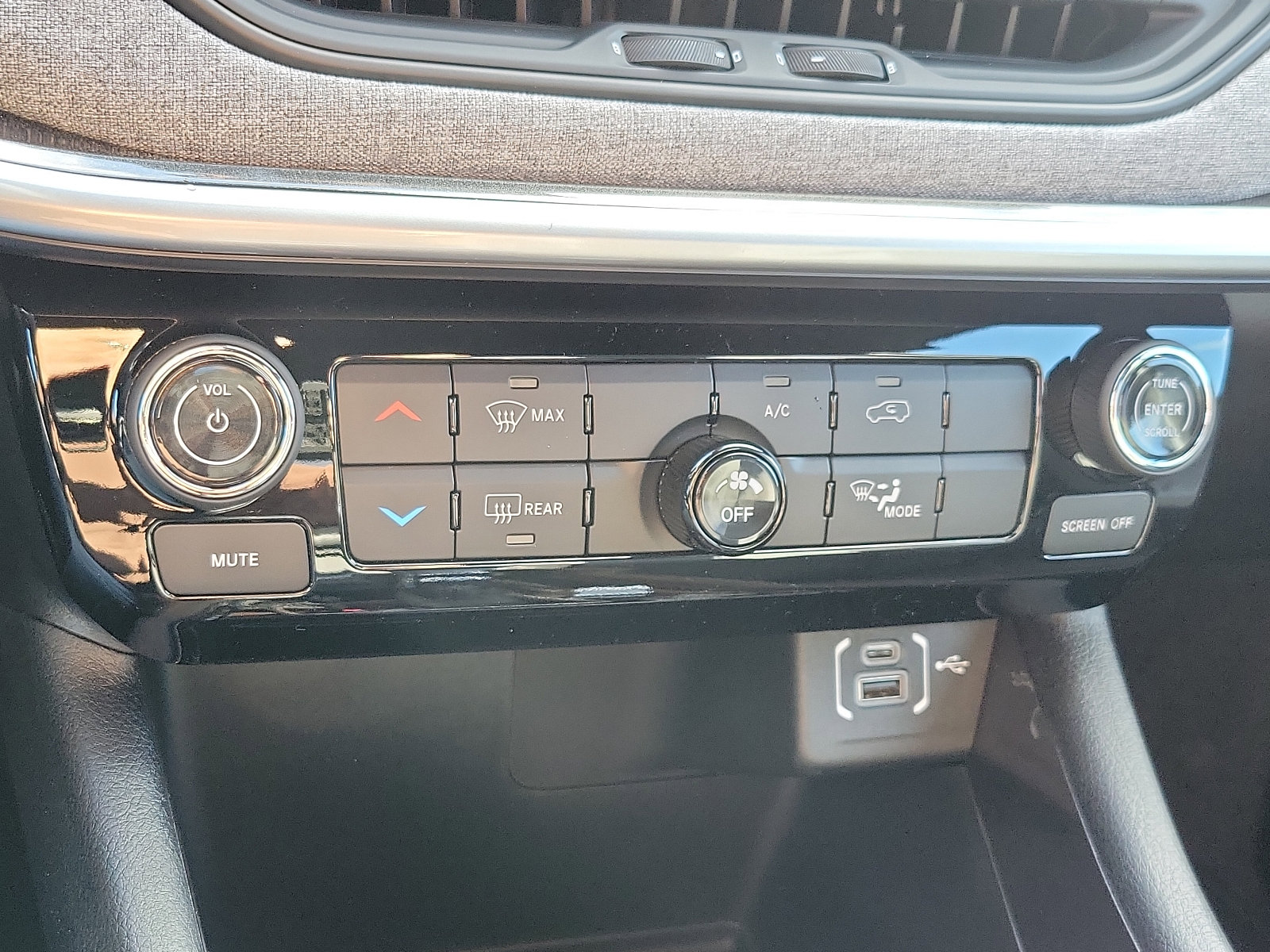 Used 2024 Jeep Compass Latitude w/ Sun and Sound Group image 11