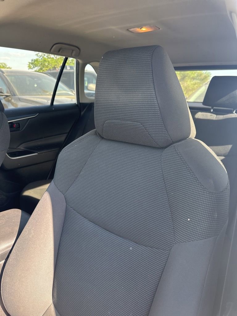 Used 2021 Toyota RAV4 LE image 13