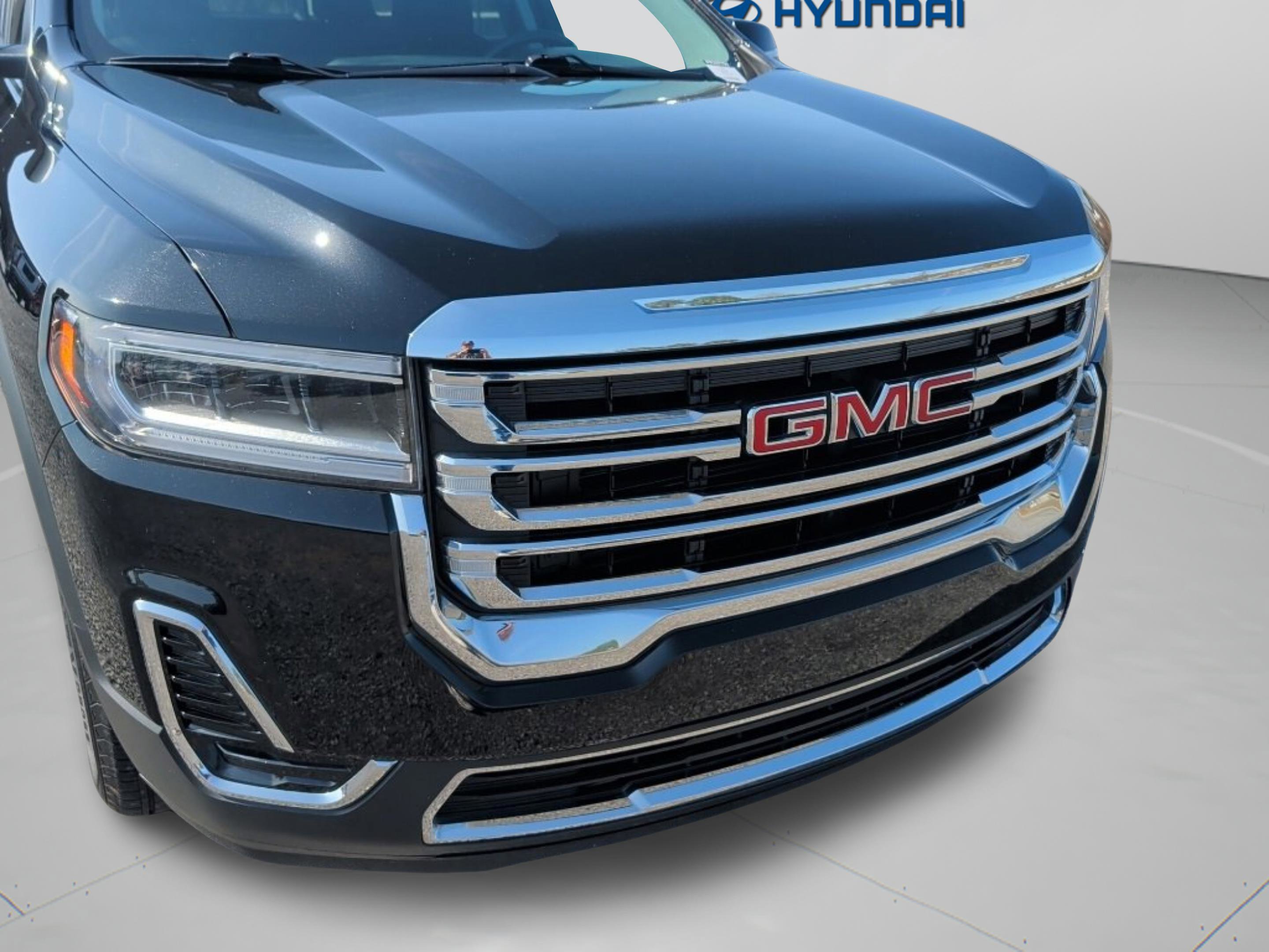 Used 2023 GMC Acadia SLE image 2