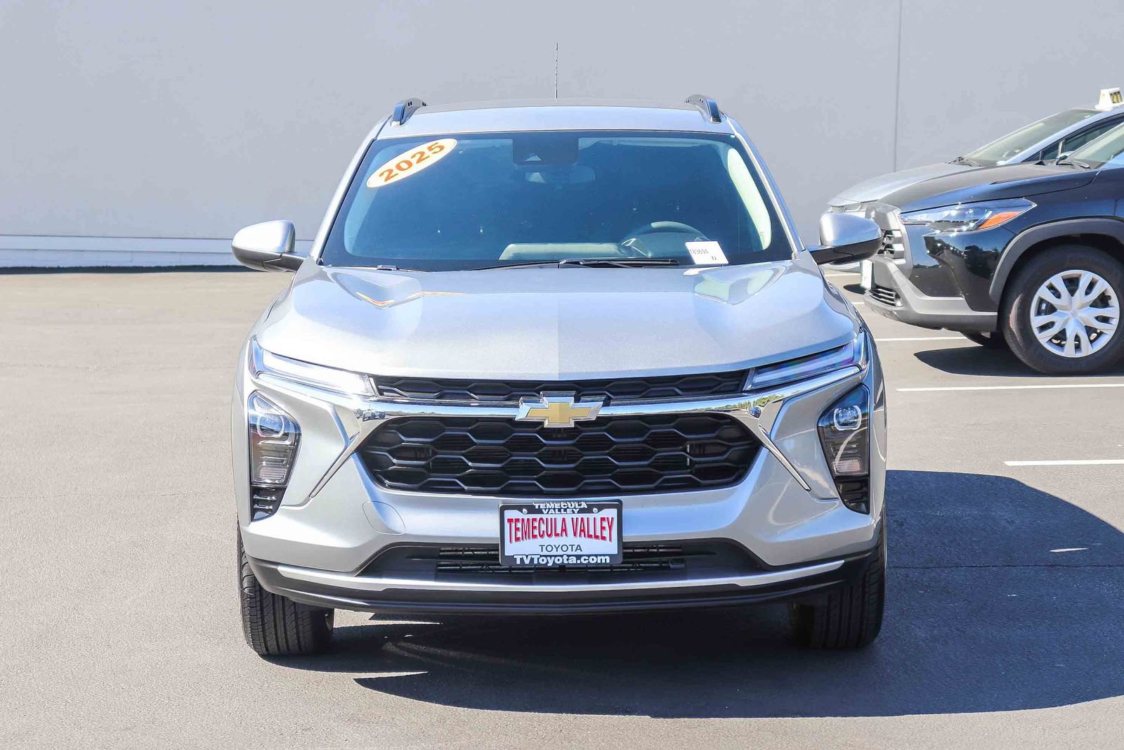 Used 2025 Chevrolet Trax LT FWD image 2