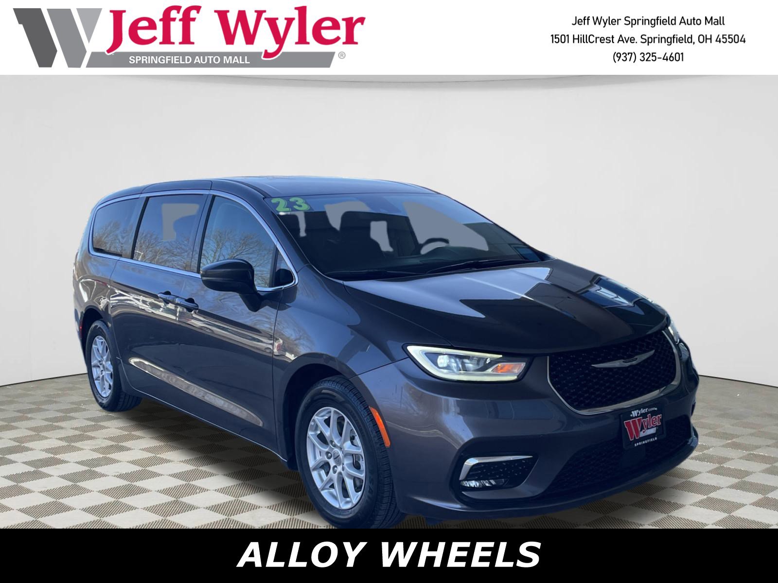 Used 2023 Chrysler Pacifica Touring-L image 1