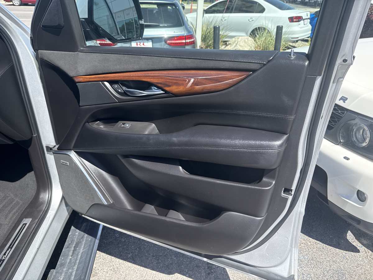 Used 2015 Cadillac Escalade Premium AWD/4WD image 25
