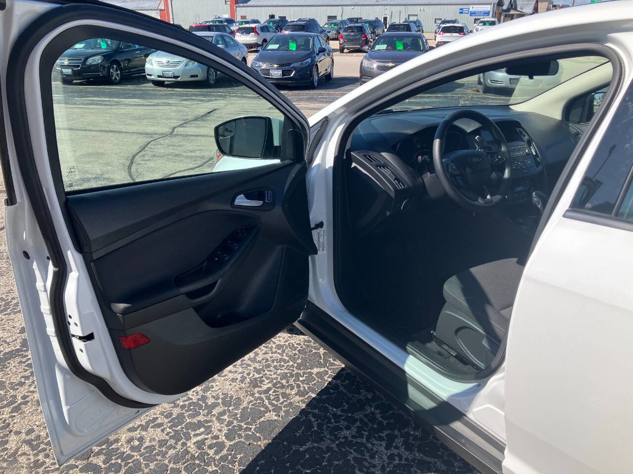 Used 2018 Ford Focus SE w/ SE Appearance Package image 9