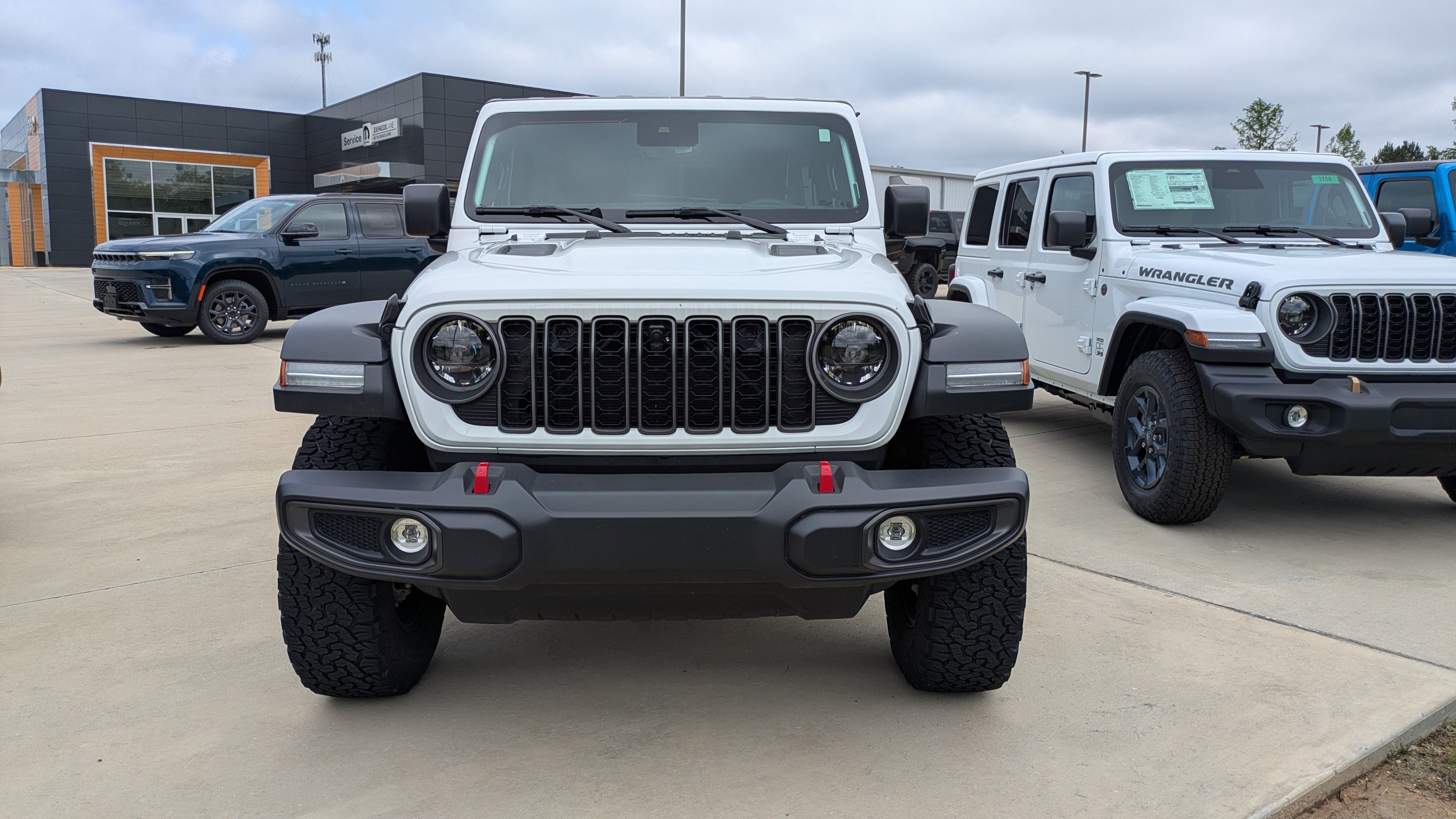 Used 2025 Jeep Wrangler Unlimited Rubicon w/ Safety Group AWD/4WD image 2