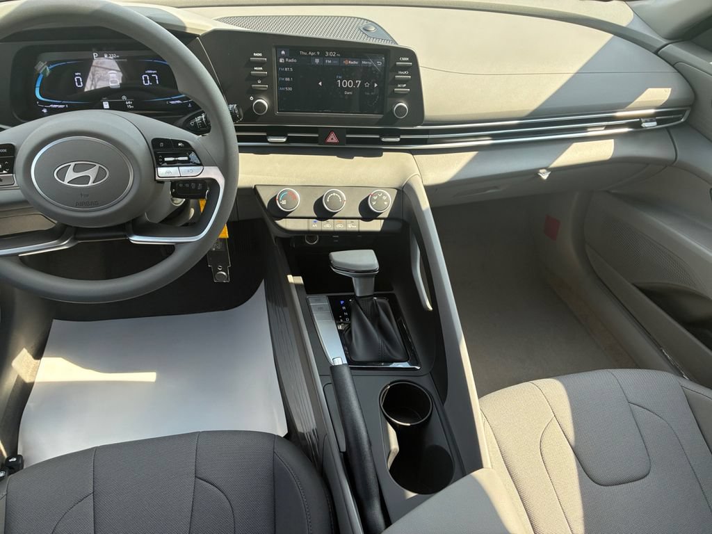 Used 2026 Hyundai Elantra SE FWD image 11