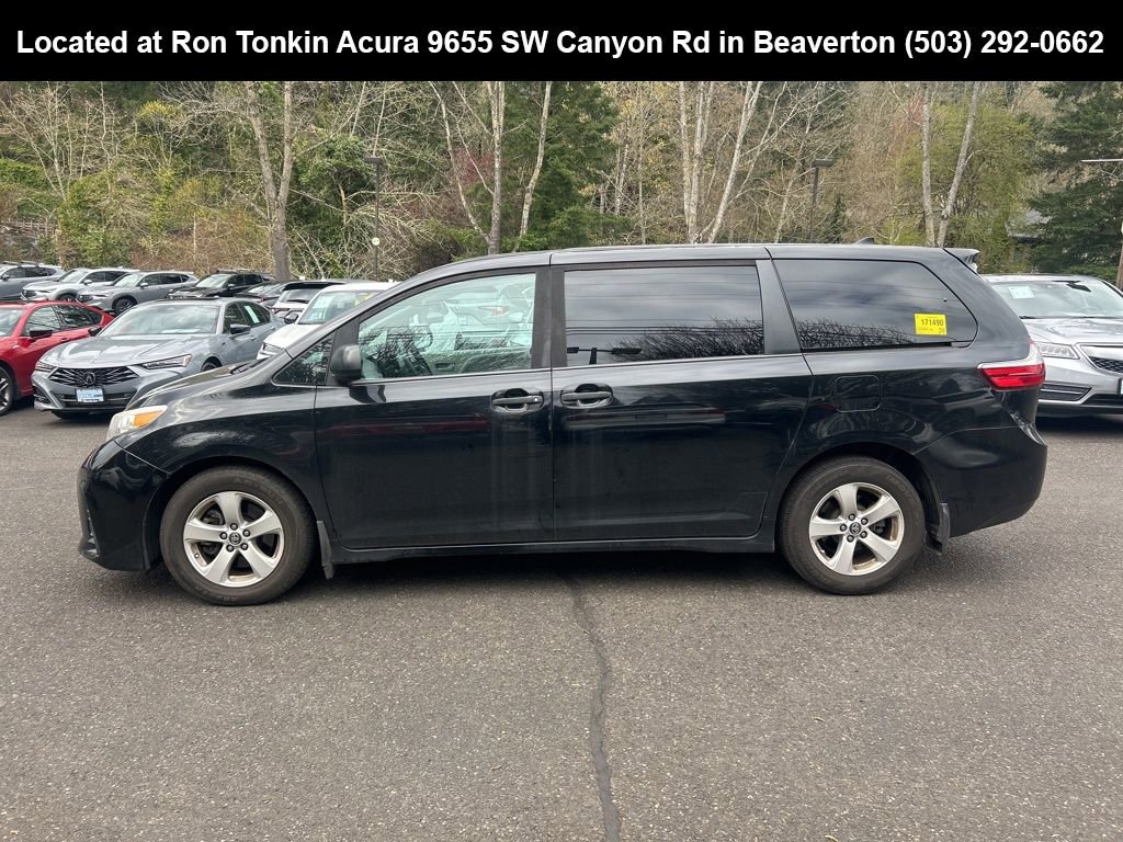 Used 2019 Toyota Sienna L w/ Carpet Mat Package image 7