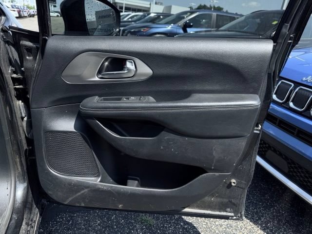 Used 2020 Chrysler Pacifica Touring-L w/ Advanced Safetytec Group AWD/4WD image 17