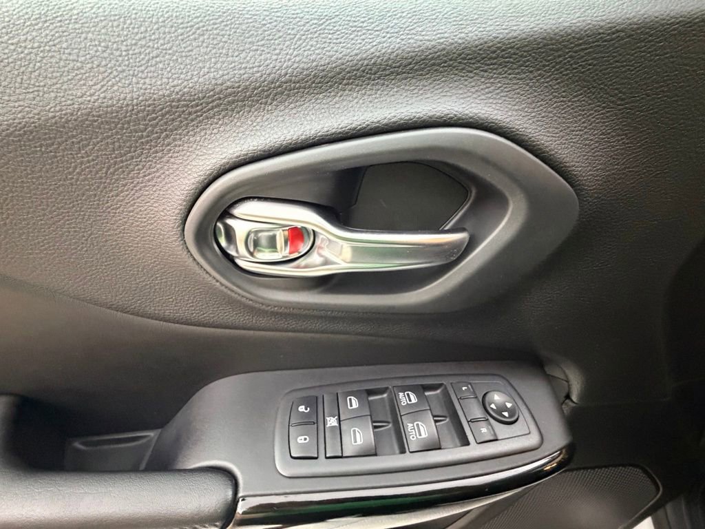 Used 2020 Jeep Cherokee Latitude Plus image 25