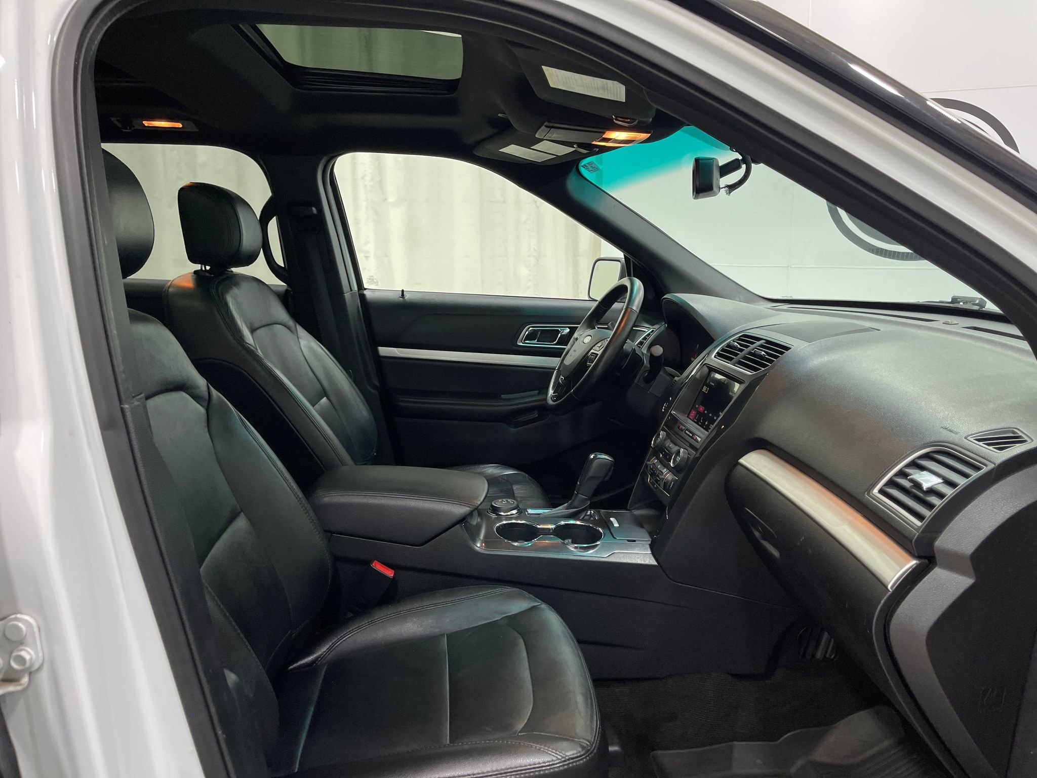 Used 2017 Ford Explorer XLT w/ Equipment Group 202A image 32