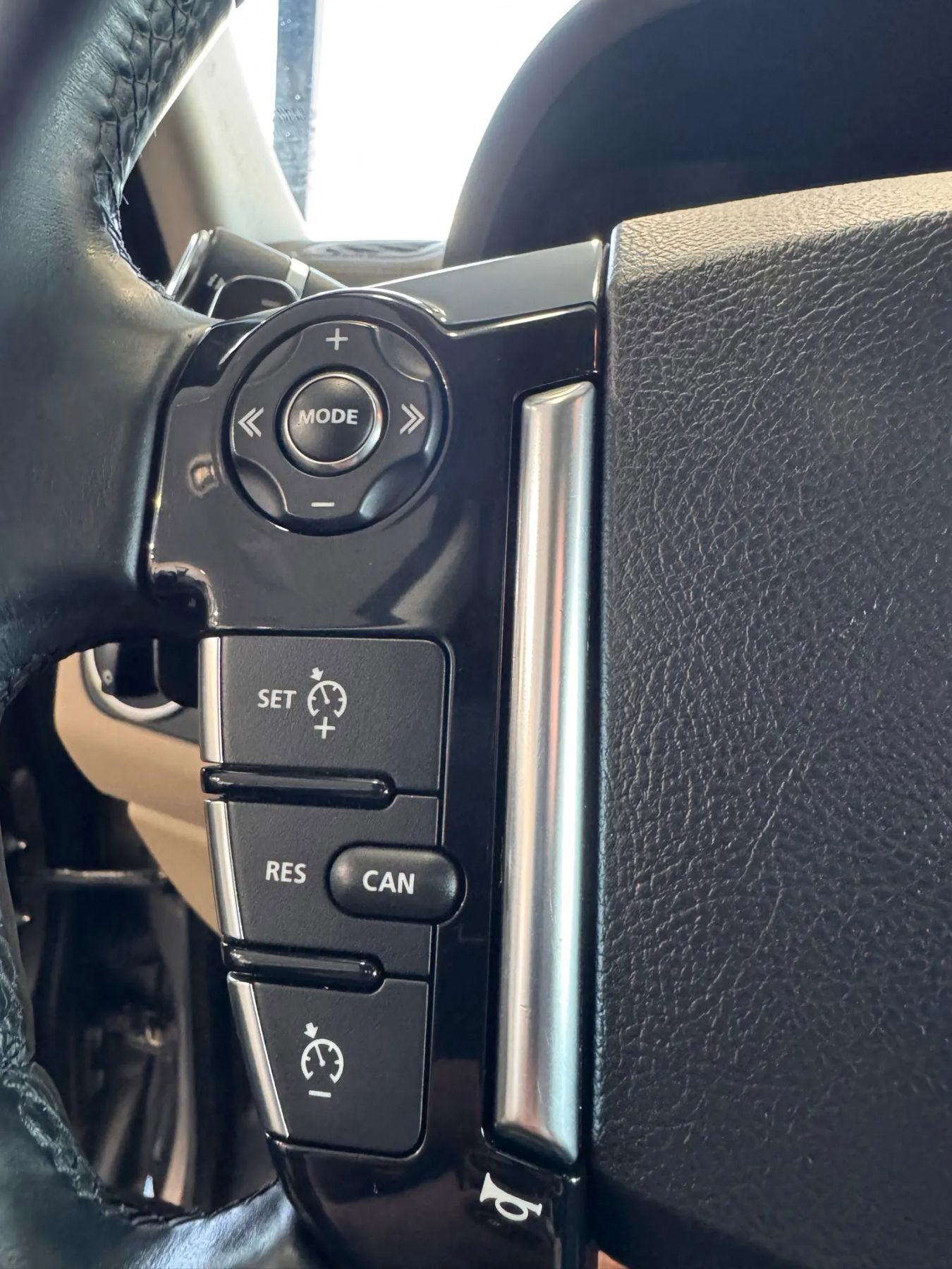 Used 2016 Land Rover LR4 HSE LUX image 33