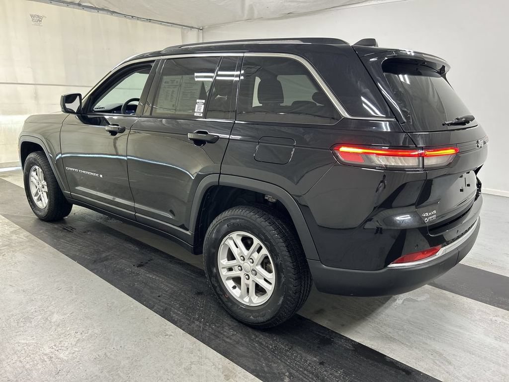 Used 2023 Jeep Grand Cherokee Laredo AWD/4WD image 7
