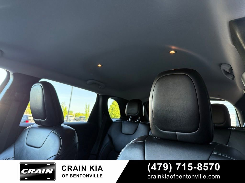 Used 2019 Jeep Cherokee Latitude Plus w/ Comfort/Convenience Group FWD image 22