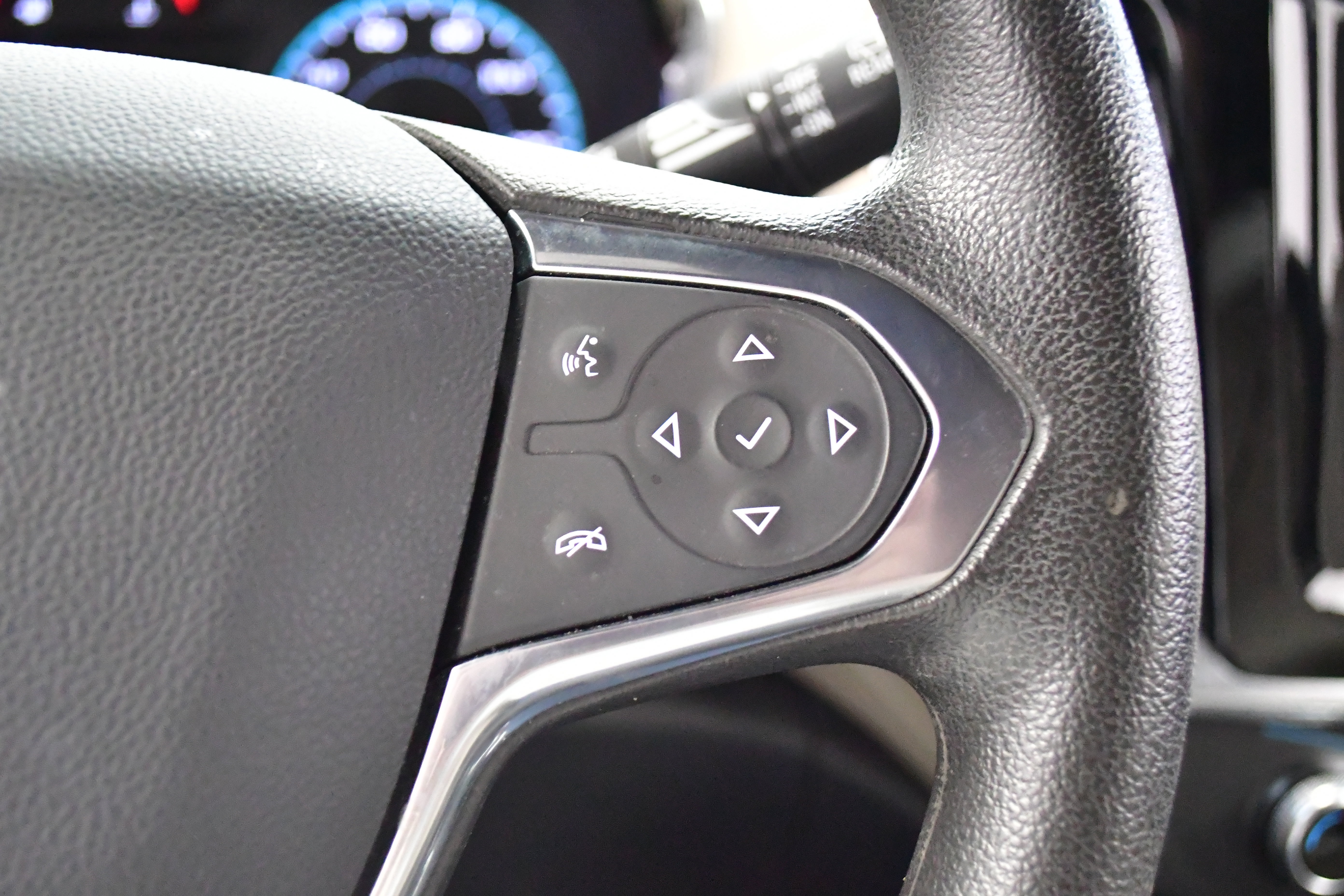 Used 2023 Chevrolet Traverse LS FWD image 24