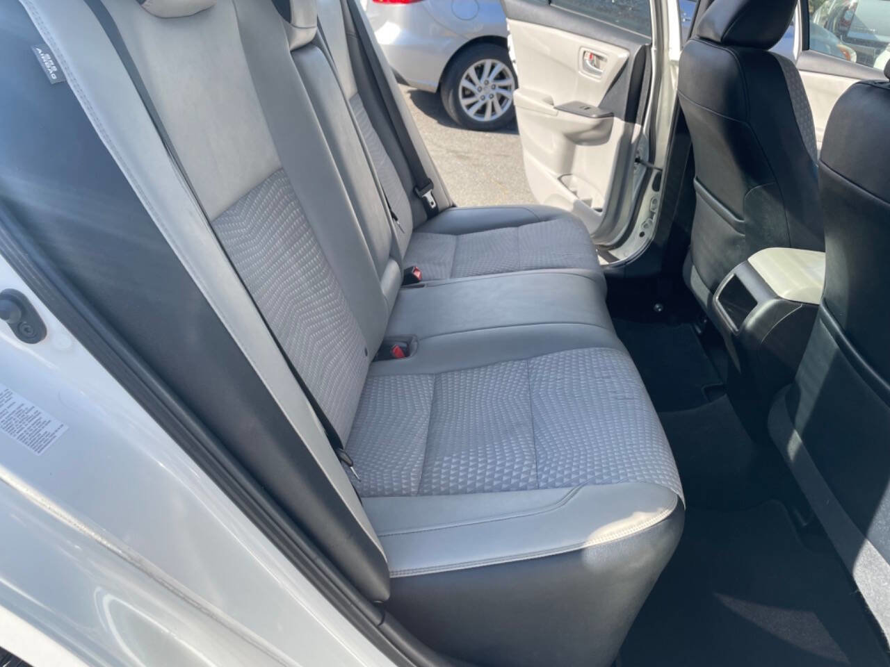 Used 2015 Toyota Camry SE FWD image 11