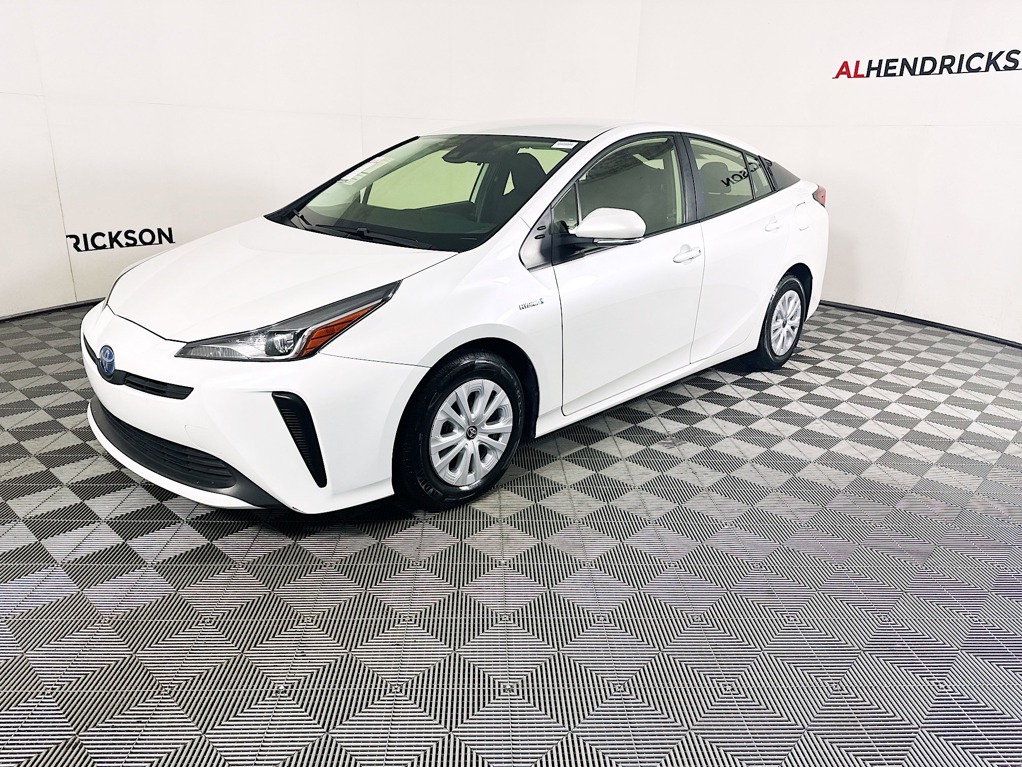 Used 2022 Toyota Prius L Eco image 7