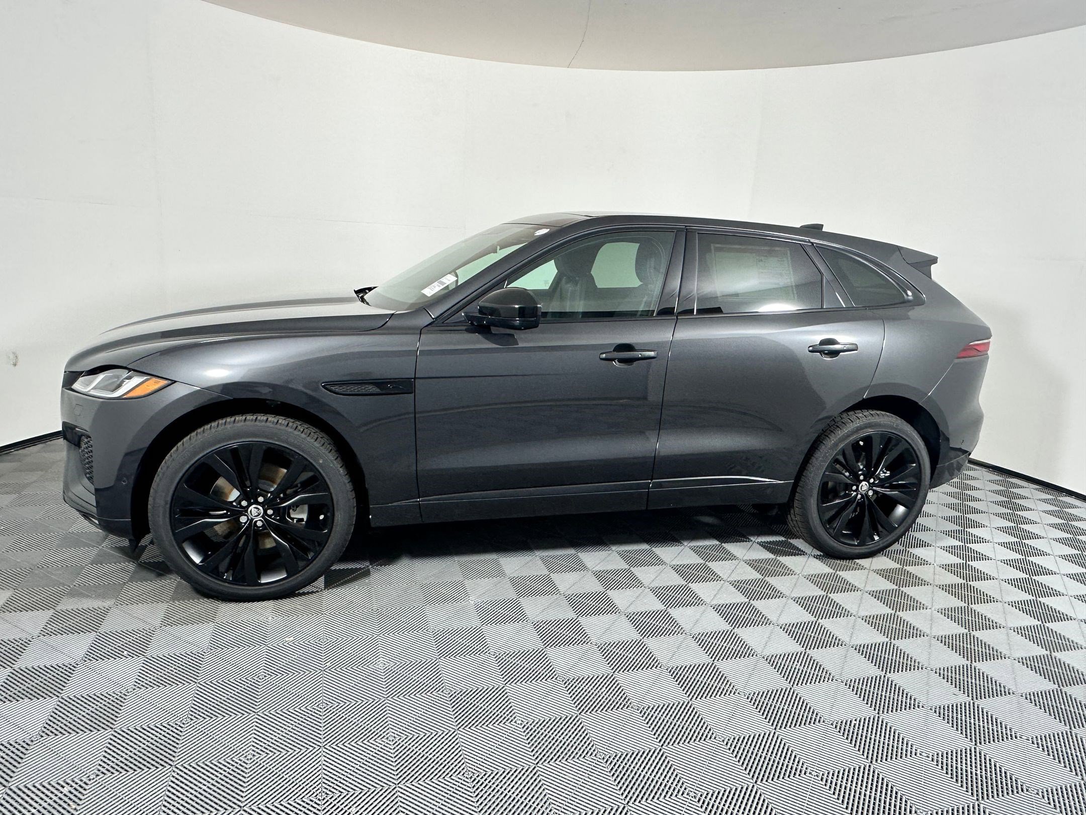 New 2026 Jaguar F-PACE R-Dynamic S image 2