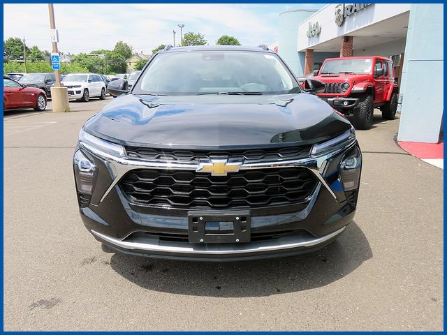 Used 2025 Chevrolet Trax LT FWD image 3