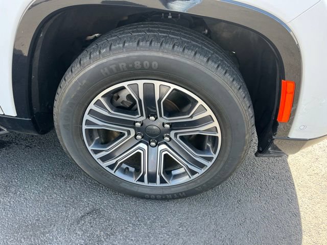 Used 2024 Jeep Wagoneer L Series II w/ Flexible Seating Group AWD/4WD image 15