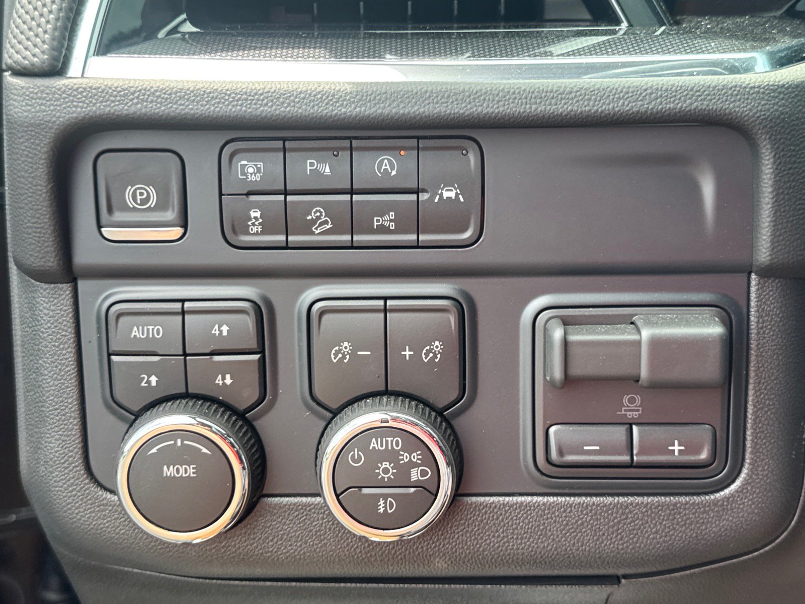 Used 2025 Chevrolet Suburban RST w/ Comfort Package AWD/4WD image 19