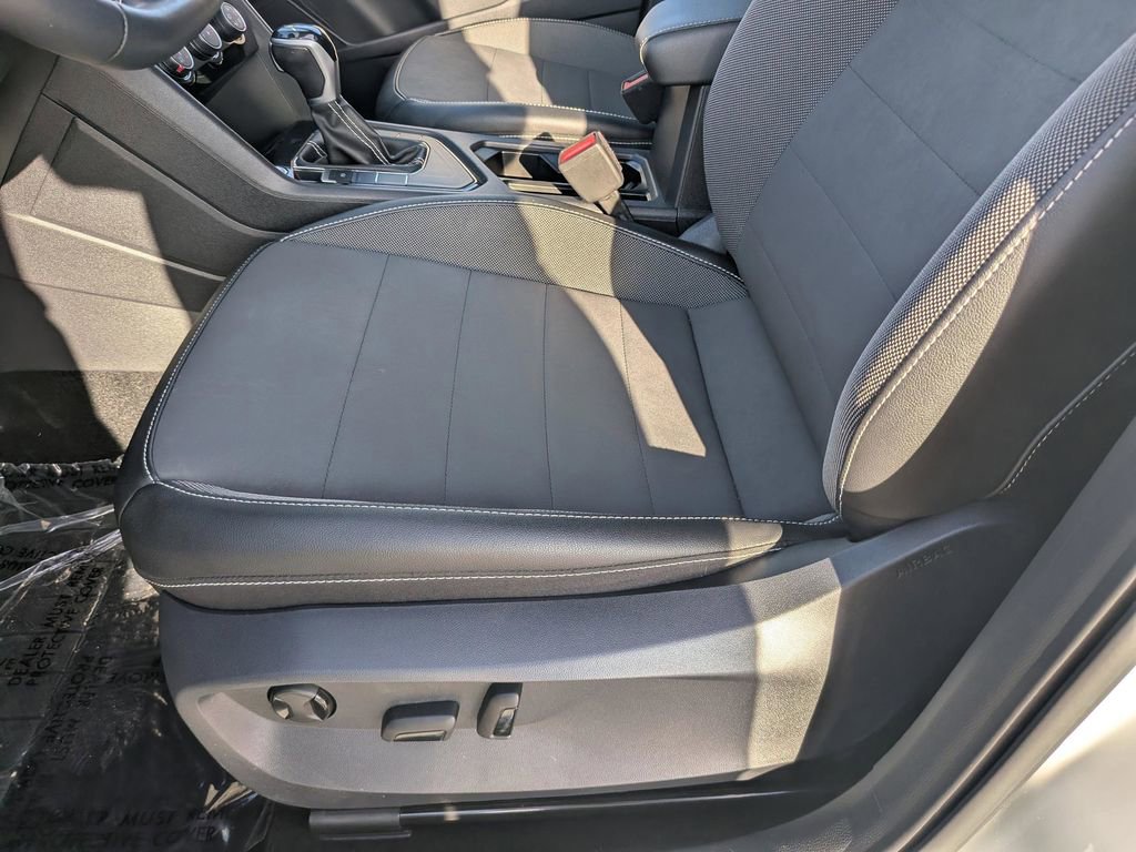 Certified 2023 Volkswagen Taos SE w/ Black Wheel Package FWD image 17