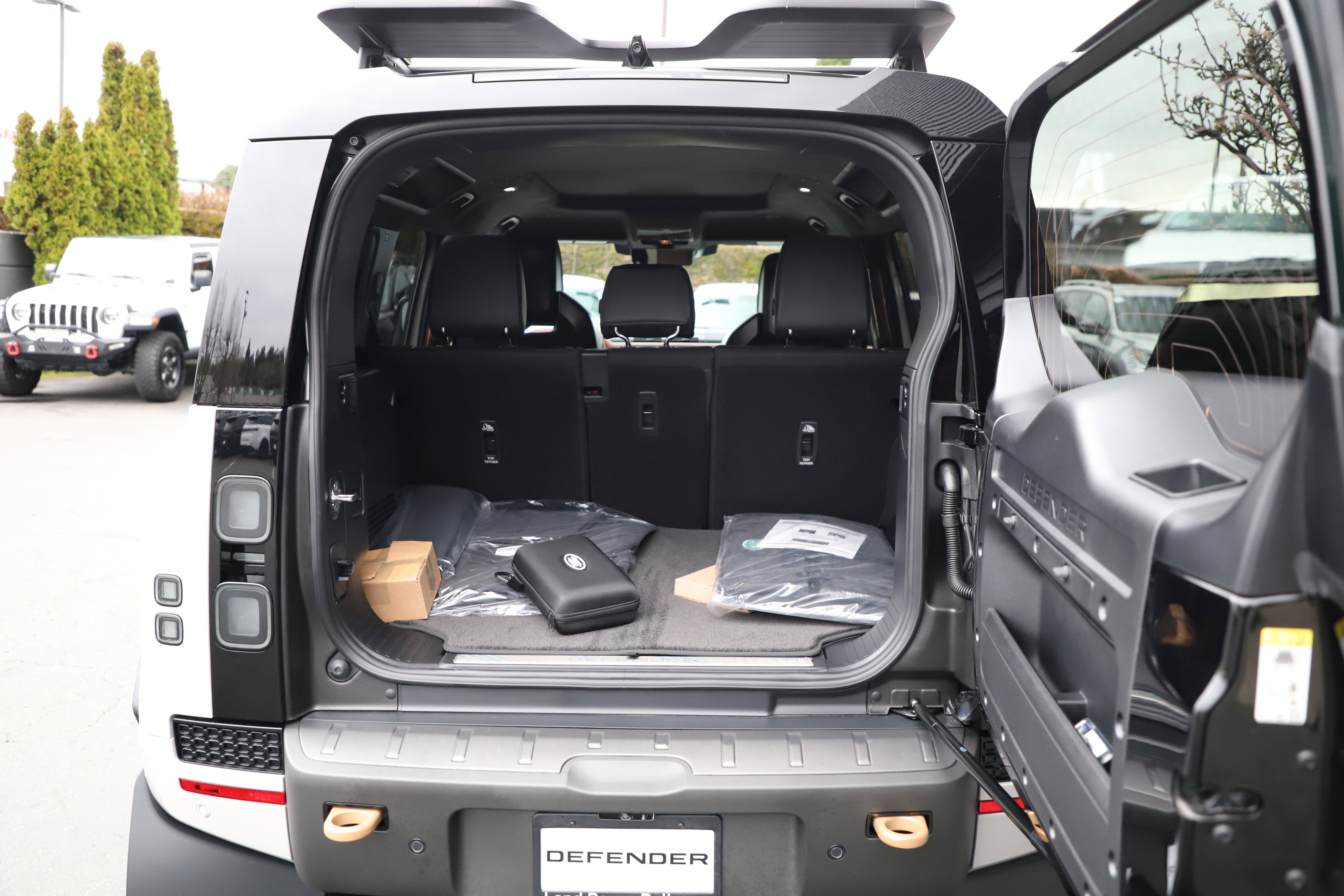 New 2026 Land Rover Defender 110 OCTA AWD/4WD image 17
