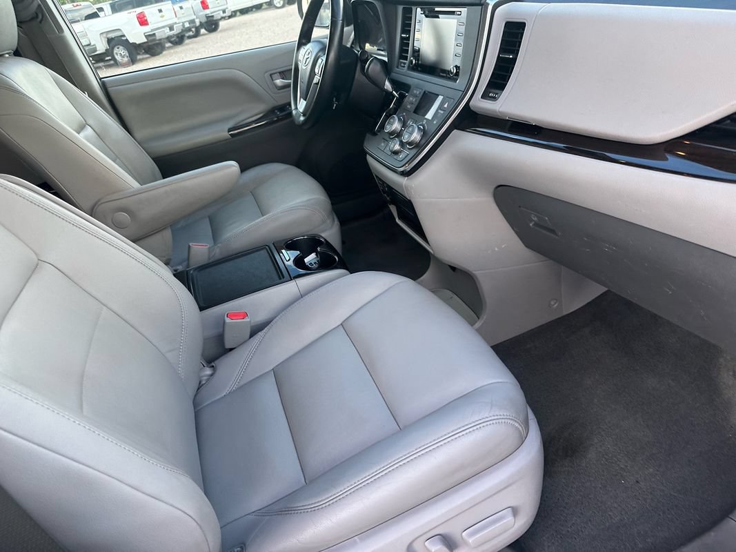 Used 2018 Toyota Sienna XLE w/ XLE Navigation Package AWD/4WD image 17