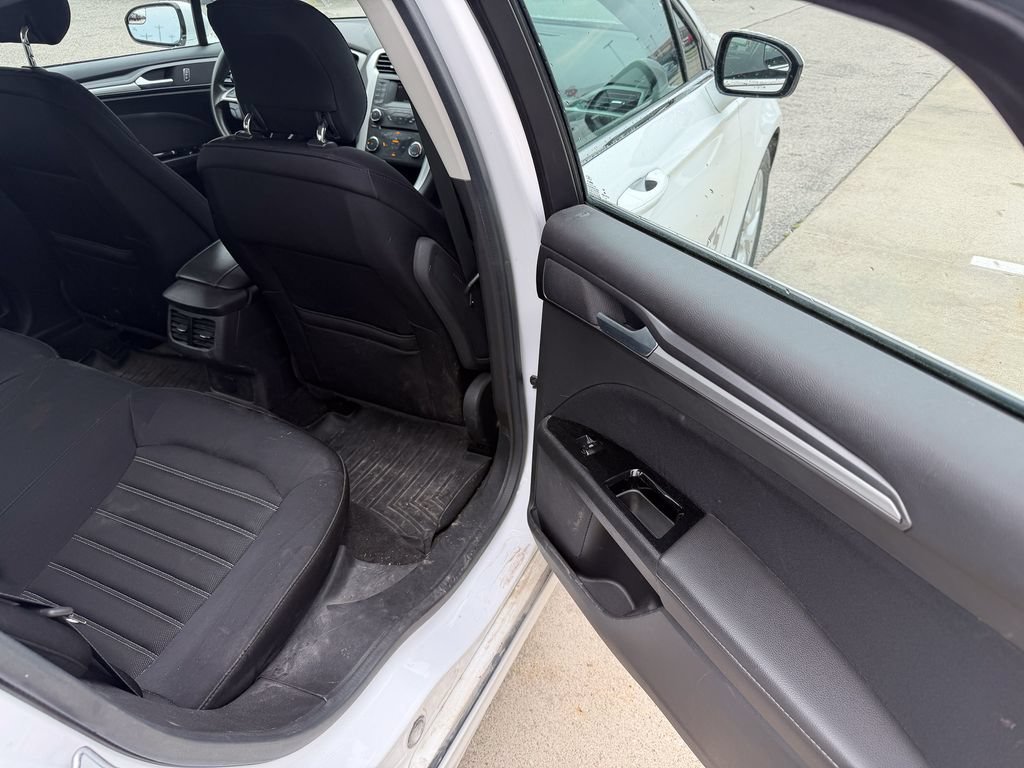 Used 2015 Ford Fusion SE FWD image 15