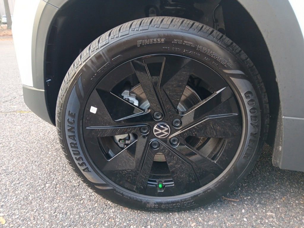 Used 2025 Volkswagen Taos SE image 25