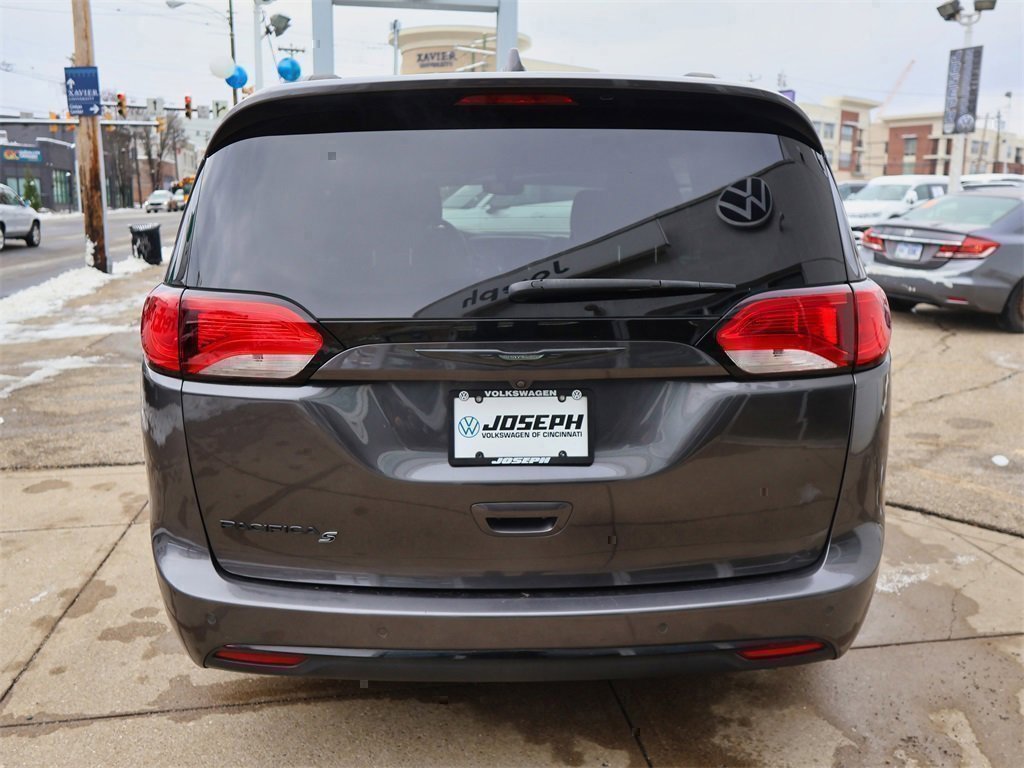 Used 2019 Chrysler Pacifica Touring-L Plus w/ S Appearance Package image 4