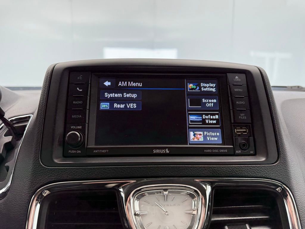 Used 2014 Chrysler Town & Country Touring image 27