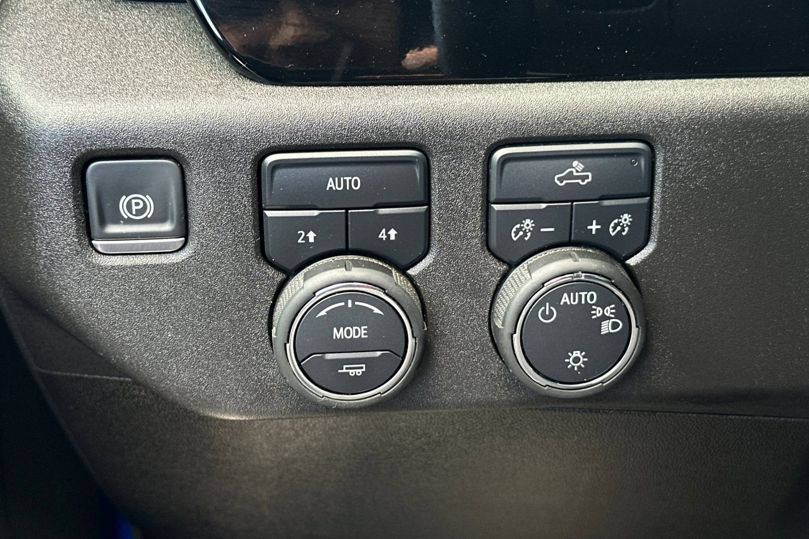Used 2025 Chevrolet Silverado 1500 LT AWD/4WD image 38