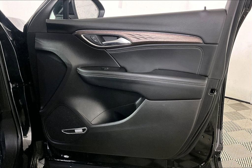 Used 2022 Buick Envision Avenir w/ Safety Package image 24