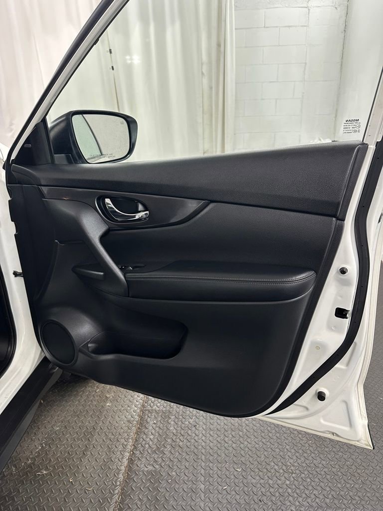 Used 2018 Nissan Rogue SV image 31