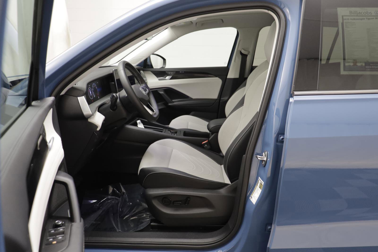 Used 2025 Volkswagen Tiguan SE w/ Panoramic Sunroof Package image 5