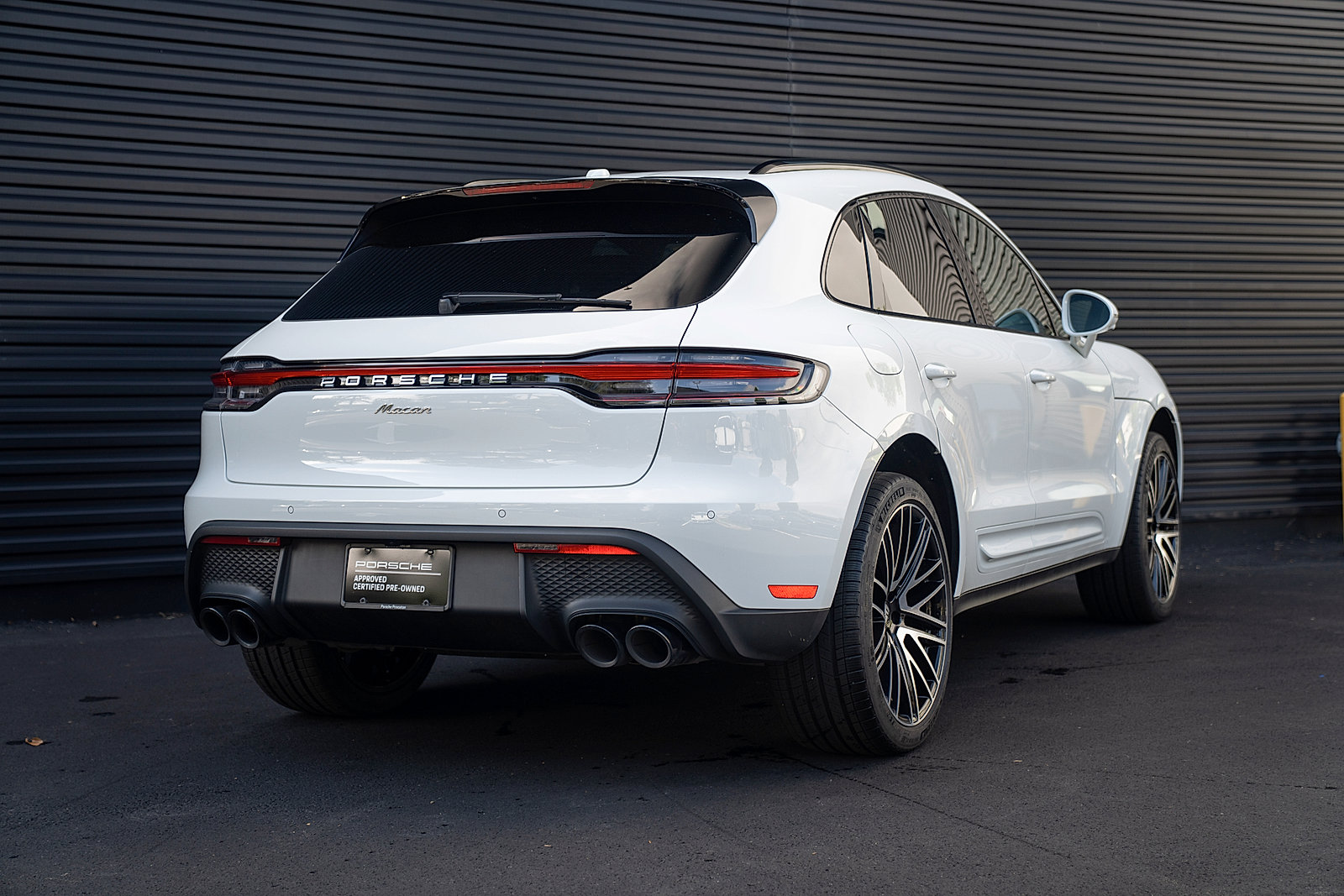Certified 2025 Porsche Macan AWD/4WD image 29