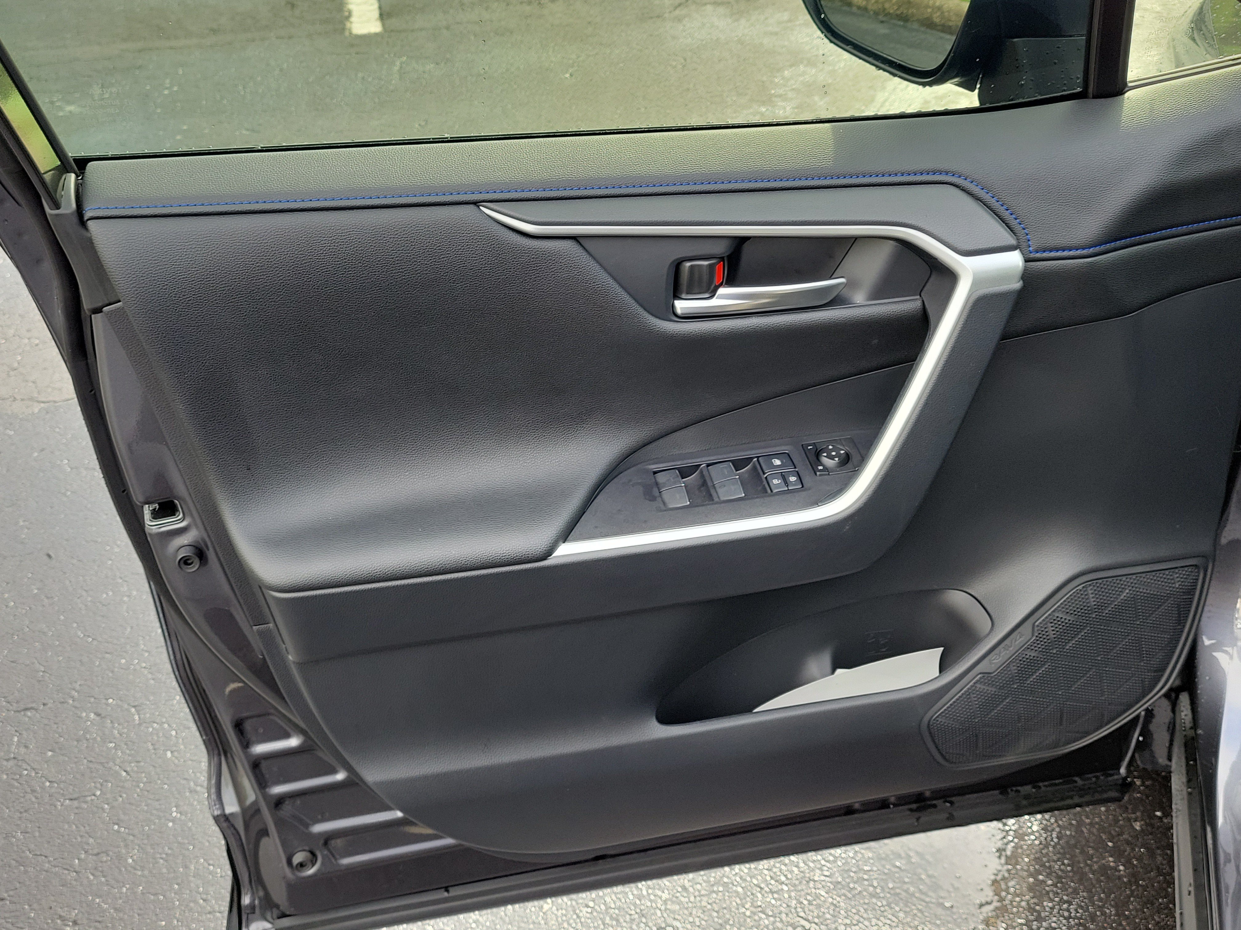 Used 2025 Toyota RAV4 XSE AWD/4WD image 19