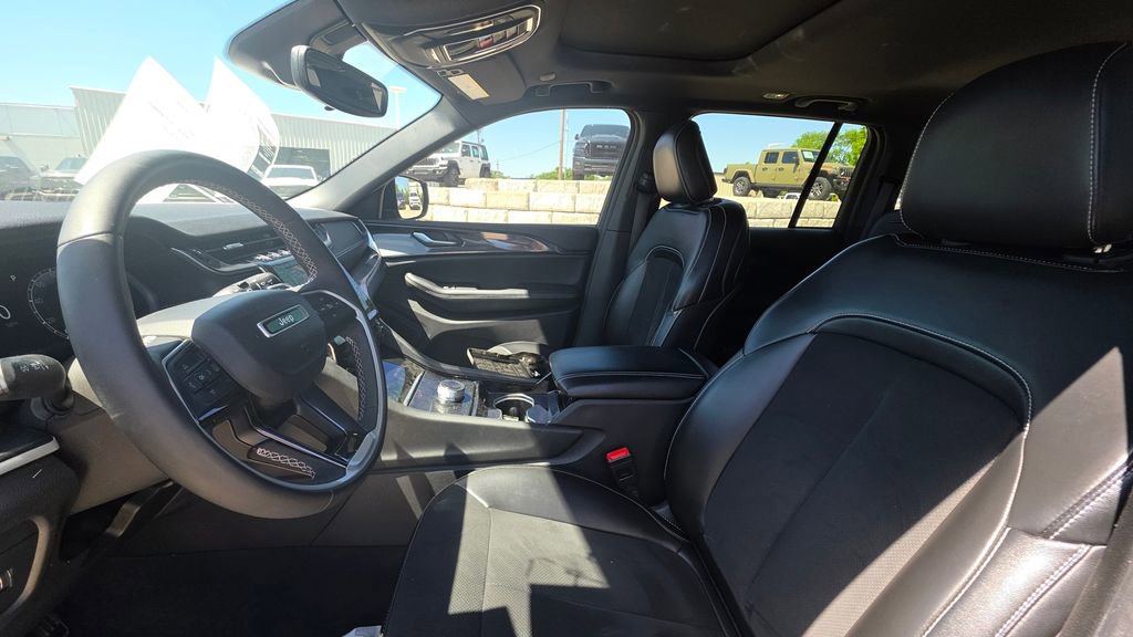 Used 2023 Jeep Grand Cherokee Altitude AWD/4WD image 11