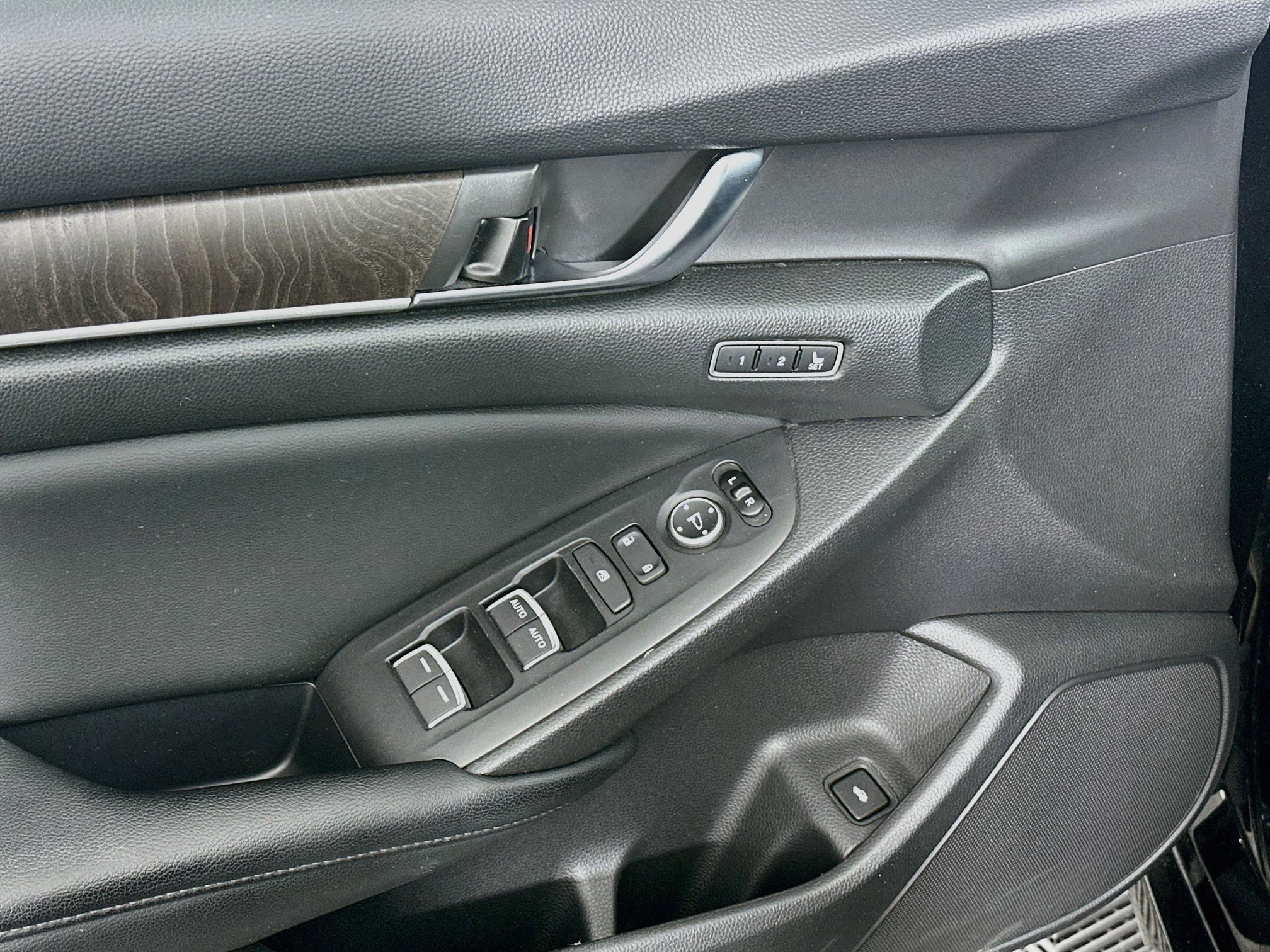 Used 2018 Honda Accord Touring image 15