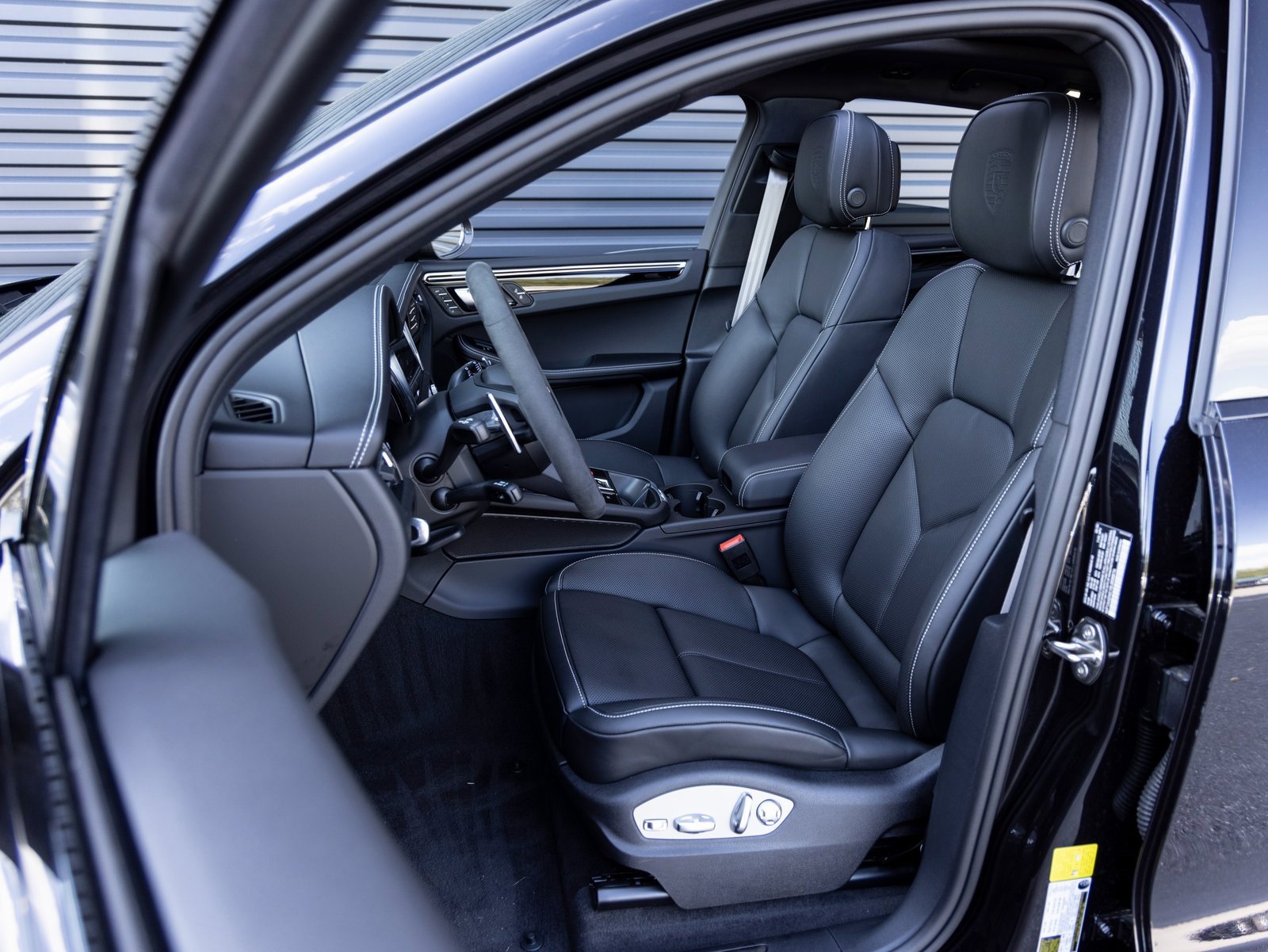 Used 2025 Porsche Macan Turbo image 5
