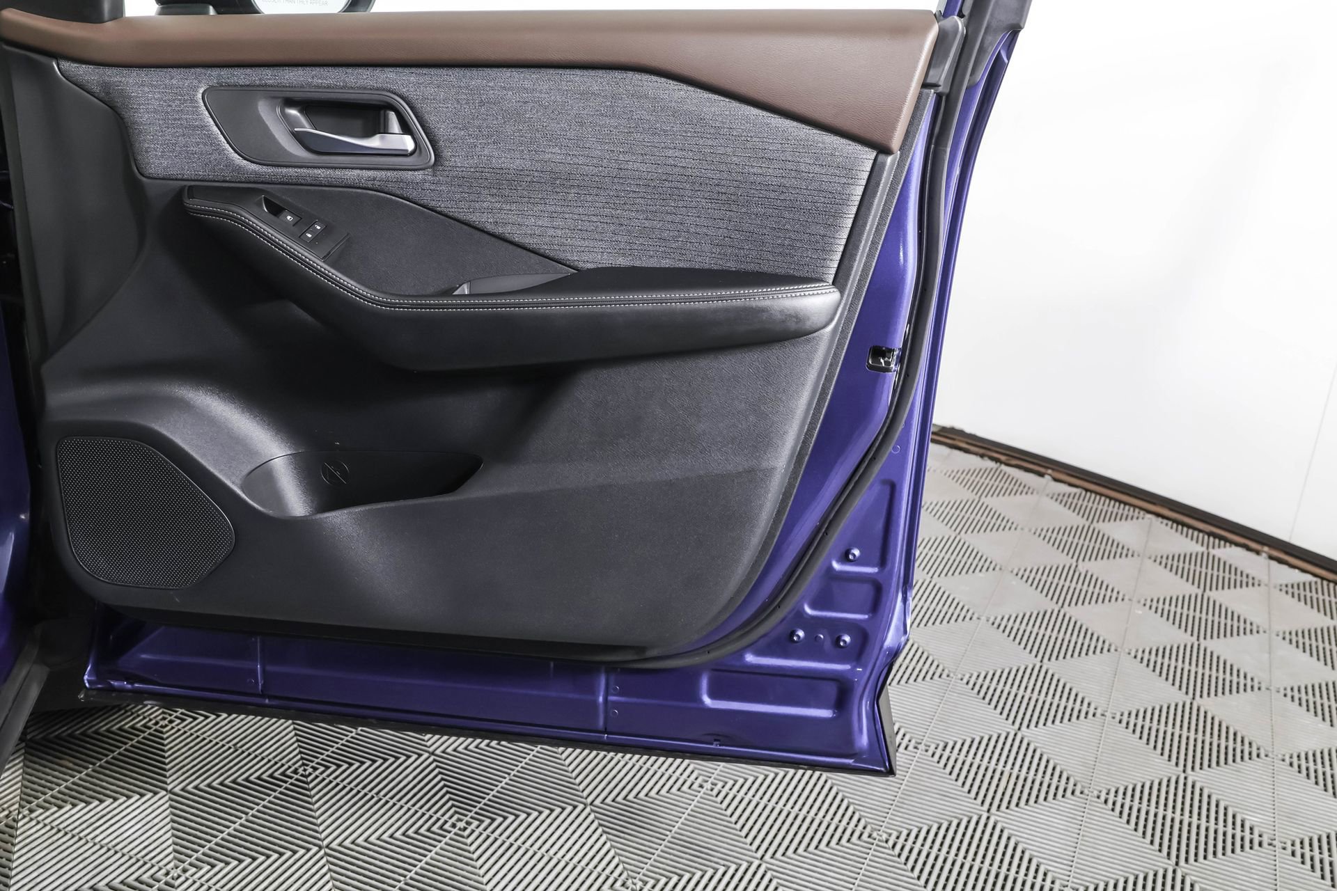 Used 2023 Nissan Rogue SV image 59