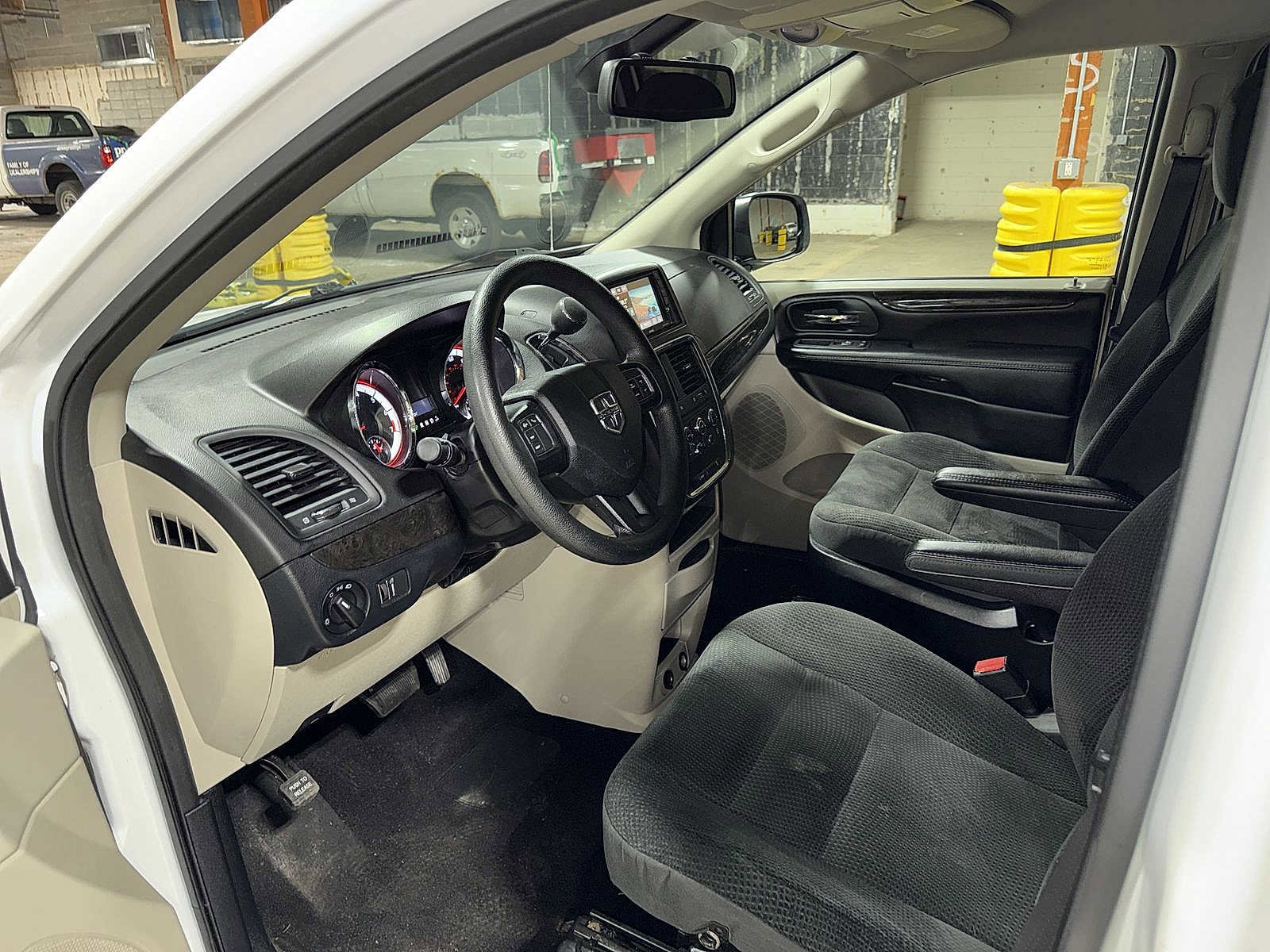 Used 2019 Dodge Grand Caravan SE w/ UConnect Hands-Free Group image 27
