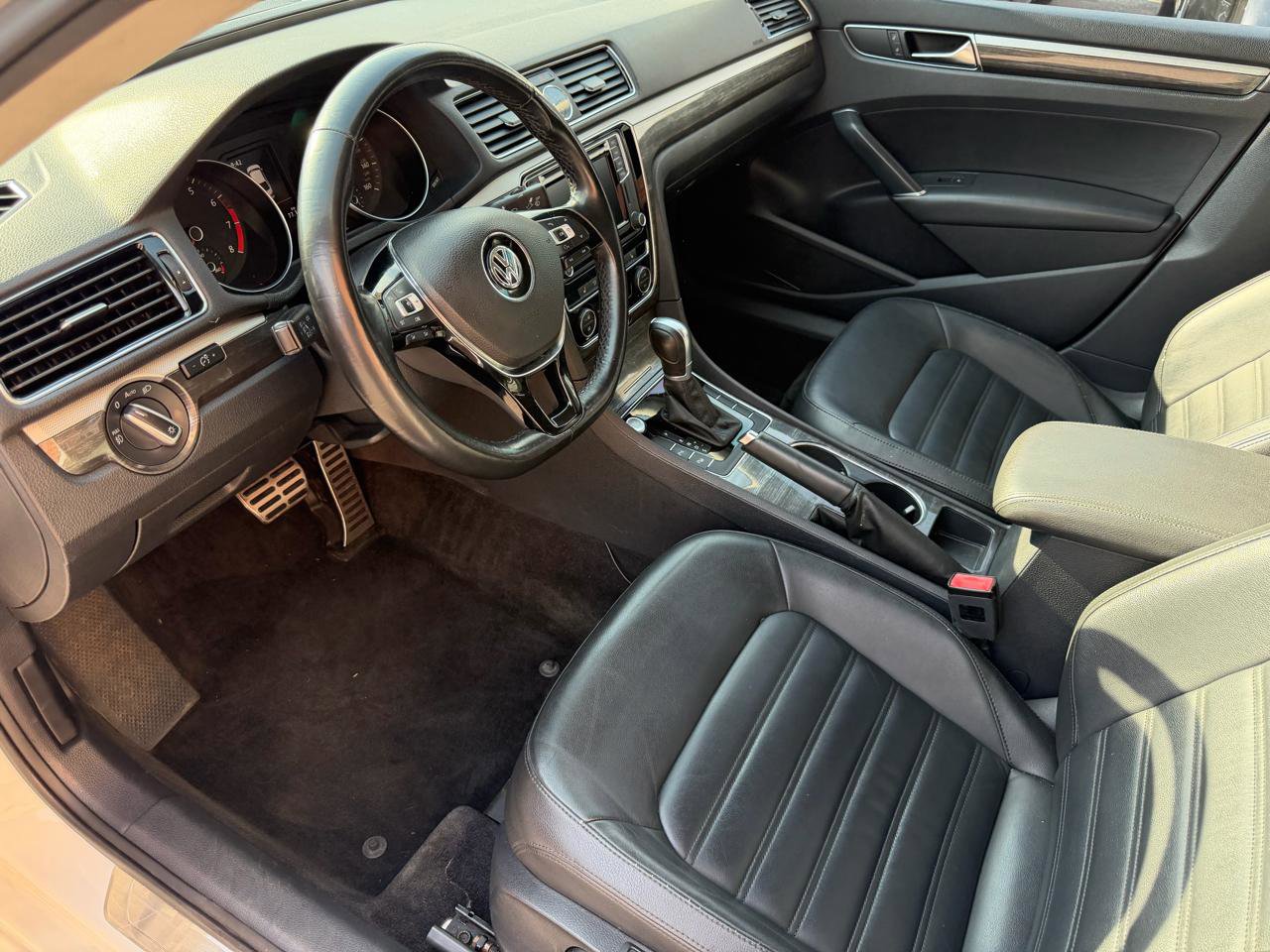 Used 2017 Volkswagen Passat 1.8T SEL Premium image 6