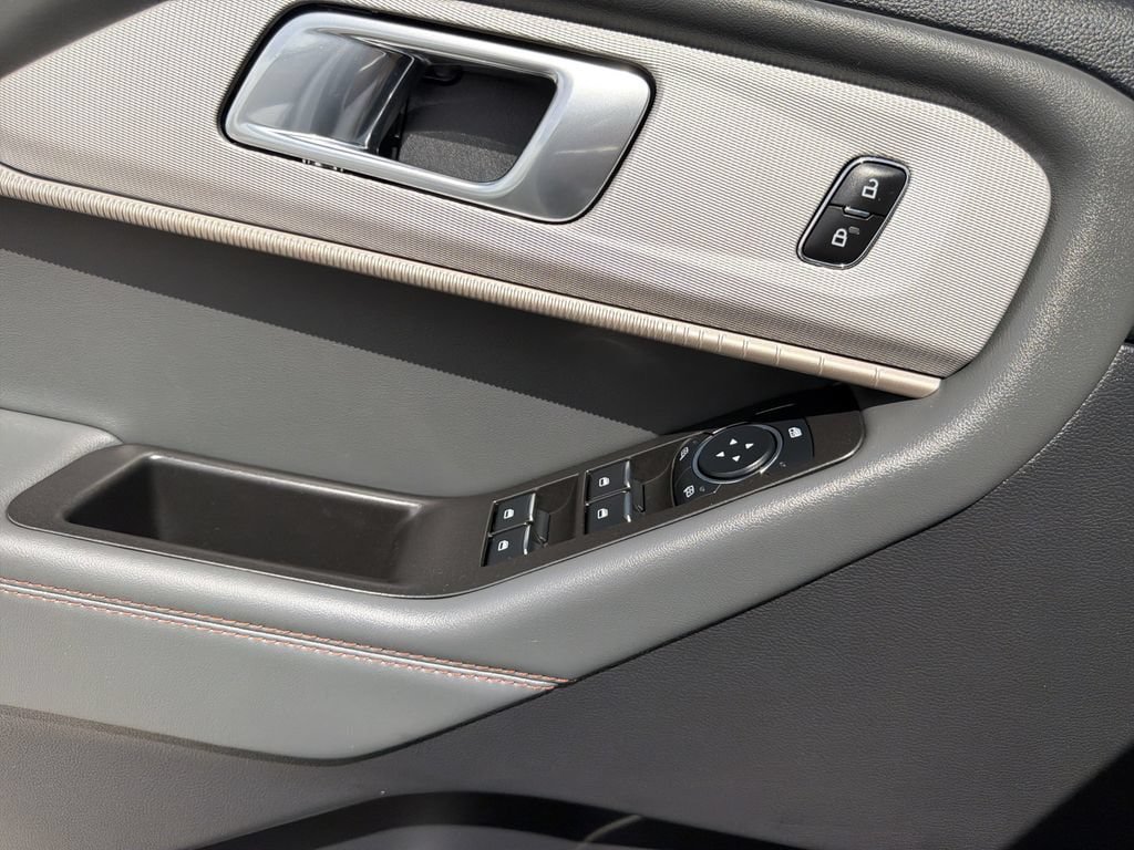 Used 2025 Ford Explorer Active RWD image 23