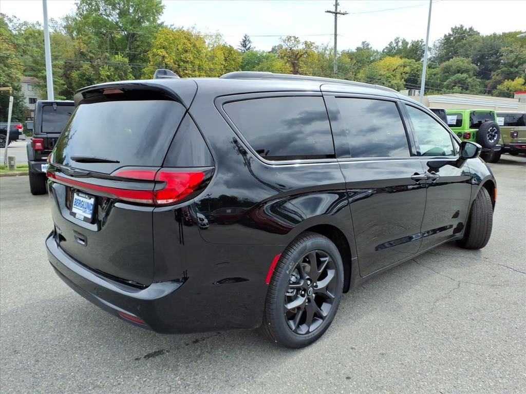 New 2026 Chrysler Pacifica Select image 4